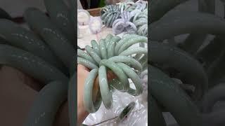 同样是糯种，为什么价格差异那么大？ #翡翠鉴定 #翡翠知识 #糯种翡翠手镯 #天然翡翠手镯