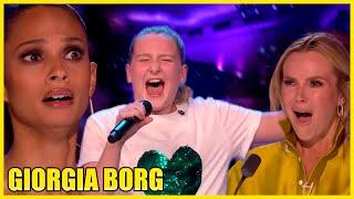 Menina de 10 anos surpreende os jurados com sua voz e sua música original no Britains Got Talent