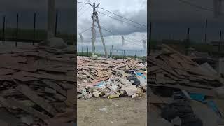 Приуралье. Горы мусора длинной в несколько метров. Последствия паводка.