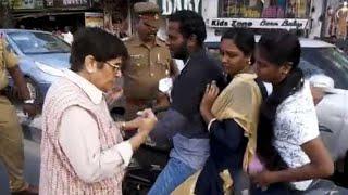 Kiran Bedi turns Traffic Police, Scolds Bikers for not wearing helmet | Oneindia News