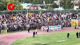 Il commovente abbraccio tra tifosi e calciatori della Ternana dopo la vittoria a Arezzo