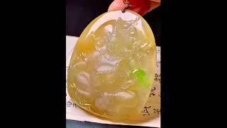一尊翡翠黄财神，藏着事业的兴旺，财富的增长，更藏着对生活最真挚的祝福：日日有财气，岁岁有余粮。 #珠宝 #翡翠 #古玉收藏#玉佩 @longtengfeicui