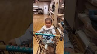 第一次吃馒头 吃了半天 一口没吃到嘴里 #小孩子爱看的视频 #人类幼崽有多可爱 #喜欢啃馒头的幼崽 #baby