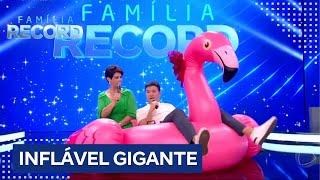 Rodrigo Faro ganha boia de flamingo gigante de Mariana Godoy