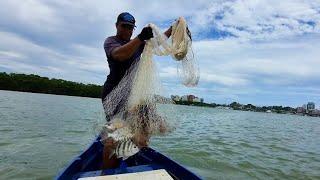 TARRAFADA FATAL NA FAMÍLIA DE PEIXE DIFERENTES! pescaria com tarrafa de canoa .