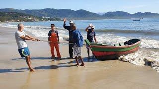 Garopaba, SC, 19-04-24, maré alta, pescadores relatando os desafios de pescar no Mar. #peixes #fish