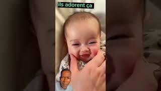 comment une mère joue avec son bb