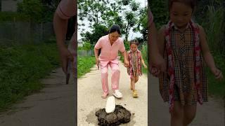The humor of mother and daughter can not help laughing #funny #comedy #cute
