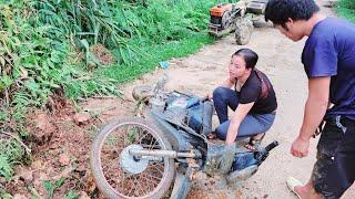 -Genius girl went to rescue a guy who had his motorbike badly damaged. repair girl