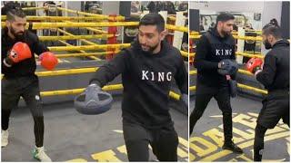 KNOWLEDGE IS POWER! - AMIR KHAN TAKES MUHAMMAD WASEEM ON THE PADS & PASSES ON SOME VALUABLE WISDOM