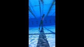 Swimmer Kristina Makushenko 'walks' 360 degrees in pool