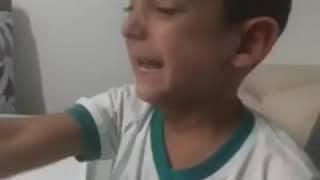 Niño llorando por qué tiene muchas tareas 