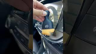 Old drivers have two brushes for driving, and the interior dust removal brushes are provided on