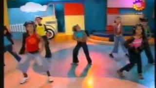 Laura Esquivel bailando en el programa "Mariana de casa" (2003)