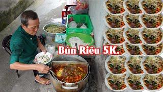 Bất ngờ với tô bún riêu 5k còn sót lại trên thị trường ẩm thực, bà Bảy nhiều lần hết vốn vì nó