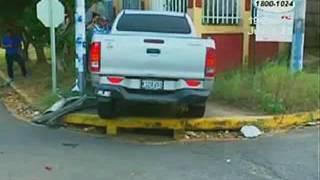 Camioneta se estrella contra un muro en Reparto San Juan