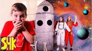 Rocket To The Moon! Noah's Sneaky Joke on His Sisters! SuperHeroKids