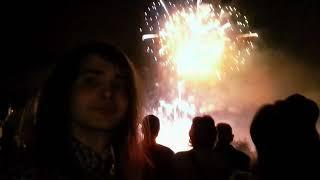 Viendo los fuegos artificiales de las Fiestas de San Mateo de Oviedo.