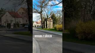 In Dessau siehst du stets nur sieben Säulen – die achte bleibt verborgen, ein Trick der Perspektive.