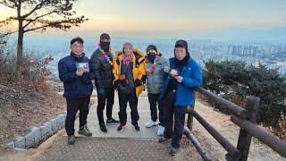 추운 겨울  새벽  계양산산행 전도하며 핫팩을 주는 2명 형제 만남의 축복 ●2025년 1월11일 토요일 ●장소:인천광역시 계양산