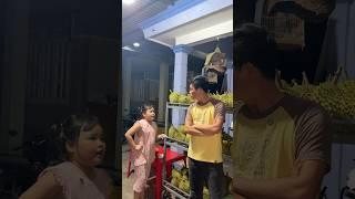 Sầu riêng mới về mà gặp khách vô duyên mở hàng, chị ba Trà Sữa đòi cho ăn vỏ sầu riêng luôn, kaka!