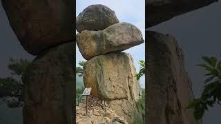 이 삼단바위는 과연 자연적으로 형성되었나 아니면 거인이 만든 것일까?
