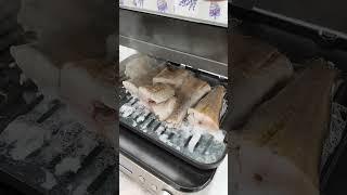 ДЕТИ ОБЕДАЮТ, ЖАРЮ РЫБУ.