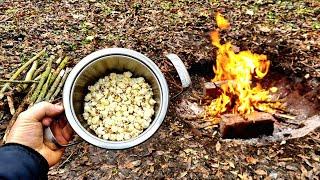 gătesc popcorn și cârnați copți la foc în pădure la căsuța din pămînt