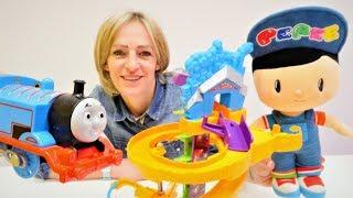 Spielzeug Video für Kinder - Thomas die Lokomotive - Wir packen Spielsachen aus