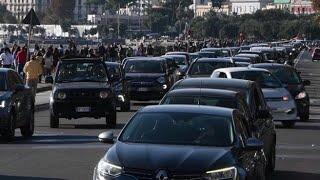 A Napoli folla in centro e sul lungomare, traffico in città