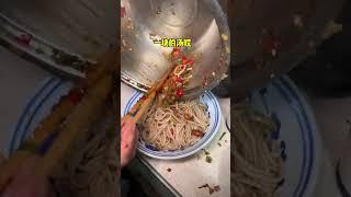 藏在巷子里的南昌拌粉！2.5一碗好神仙的物价～ #街头美食 #路边摊 #南昌拌粉