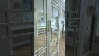 Зеркальный шкаф в спальню в стиле неоклассика