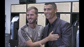 Cristiano Ronaldo meets his Juventus teammates for the first time!