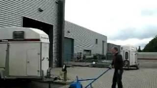 Multi-Schlepper mit Brenderup Pferdeanhänger