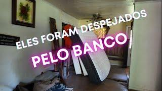 Familia foi despejada pelo banco por não ter pago o financiamento.