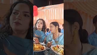 Party me CHUGLI karti hui Maa - Beti  #chugli #whatieatinparty #maabetikijodi #explore #trending