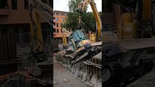 we are lifting the 5 ton excavator out of the ditch with the CAT 335