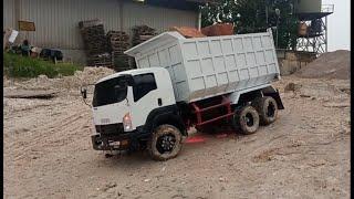 jalan parah berlumpur, rc isuzu giga muat batu bata