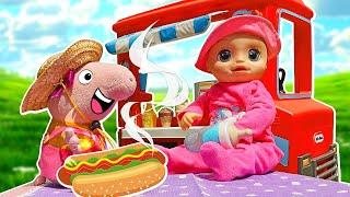 Che cosa mangiano i bambini piccoli al parco? Video con la bambola Baby Alive e giocattolo di Peppa