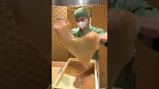 新鲜切开的三色蕨饼，软糯可口，美味极了！ 【藤菜美】@新宿站步行4分钟 可以同时享受抹茶、黄豆粉、黑糖3种口味的豪华套餐。刚切好的蕨饼弹性十足，口感劲道十足！⏰10:30-19:30 東京都渋谷