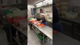 SAO UDON IN SWISS überträgt einen Livestream.ทำงานร้านอาหาร