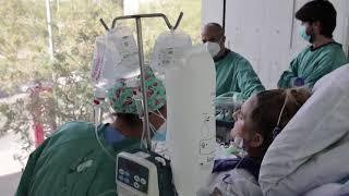 Una paciente del Hospital de Bellvitge vuelve a ver el sol después de 45 días ingresada en la UCI