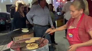 Mujeres alegres haciendo tortillas gorditas en San Pedro de la Cueva