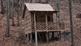 Winter Construction: Building a House from Pallets Made Easy