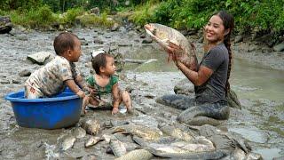 30 day and night journey with my children to catch fish - trap giant fish to sell at the market