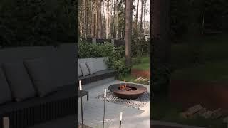 Придомовая территория в элитном загородном доме из кирпича и стали Кор-Тен