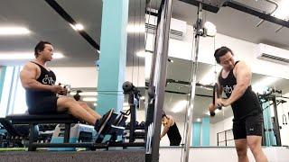membentuk otot di gym / fit hub indonesia...