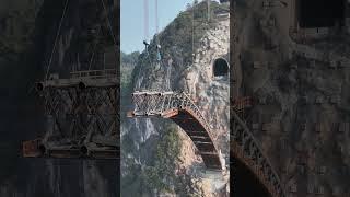 国内跨度最大的单线铁路混凝土拱桥，瓮马铁路江界河特大桥，全长520米，两个桥墩建在如此陡峭的崖壁上，中国基建果然名不虚传！#基建狂魔 #中国桥梁 #贵州桥梁