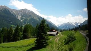 Passeio de trem sobre as montanhas na Suiça