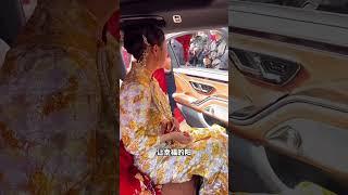 小棉袄出嫁当天，妈妈抱着她痛苦，这一幕看着心里不是滋味 #婚礼 #結婚 #婚礼现场 #爱情 #暖心 #感动